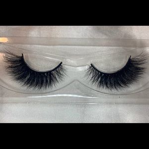 Strip Lashes by @lashedbyj.malave